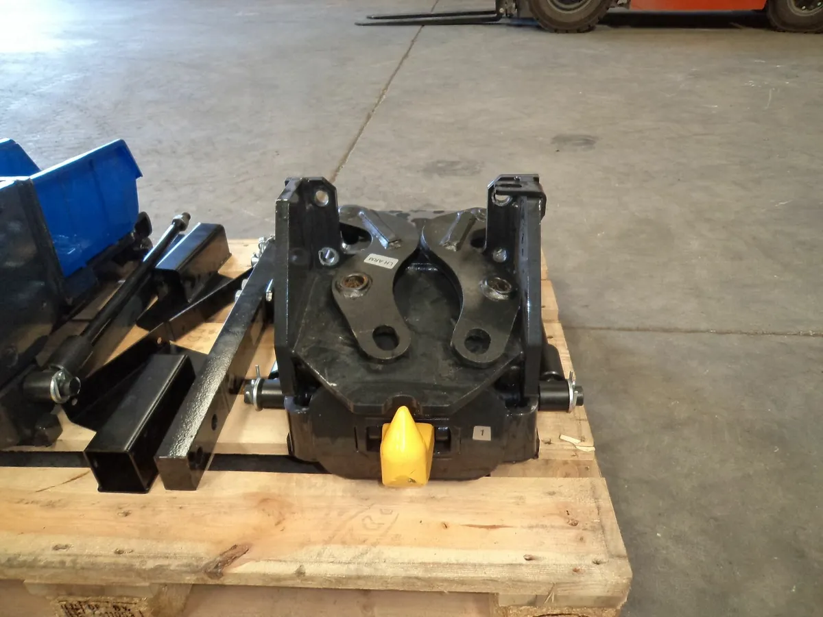 2 X Hitches - Image 1