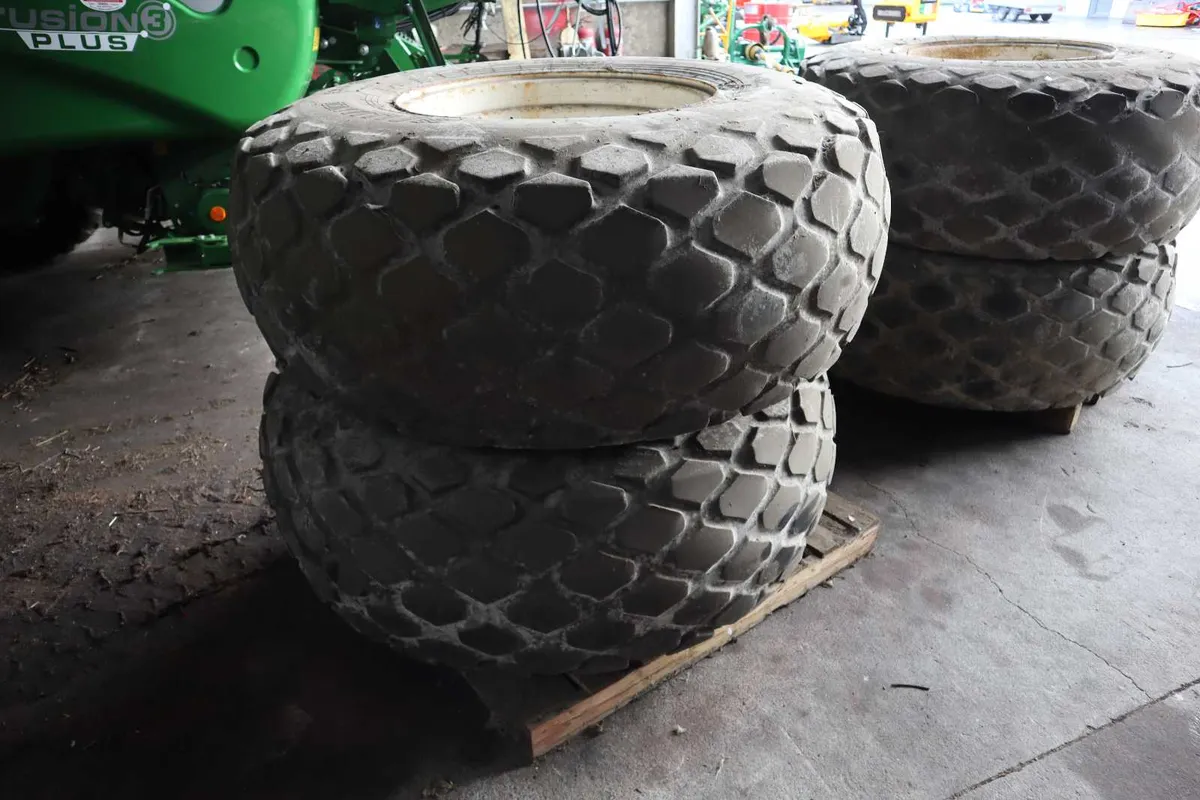 8stud grass wheels 23.1R26 - Image 1