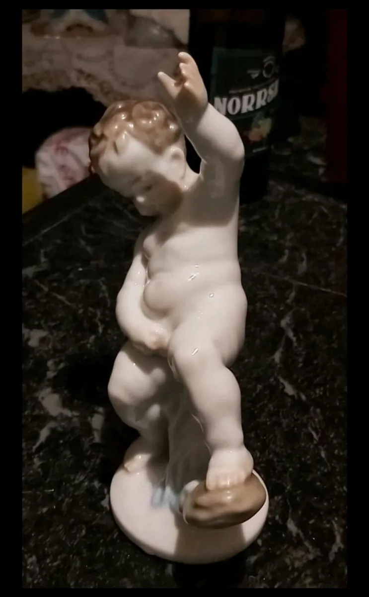 Herend peeing boy statue - Image 2