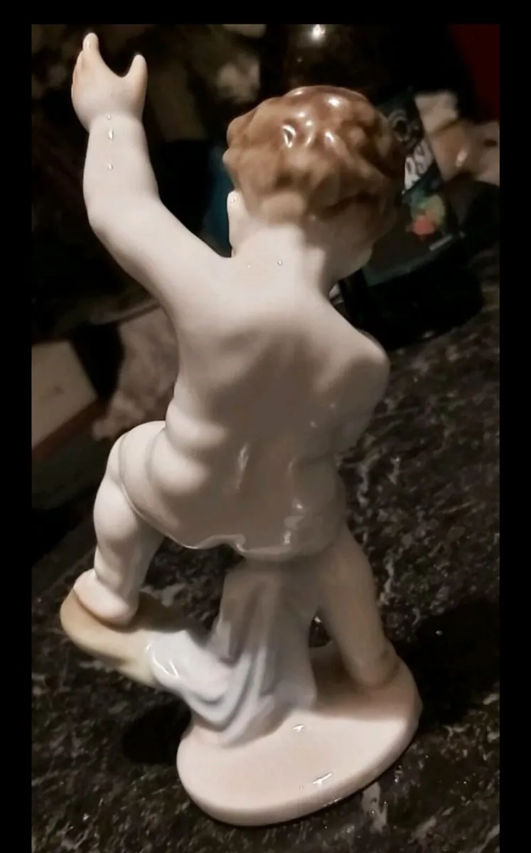 Herend peeing boy statue - Image 3