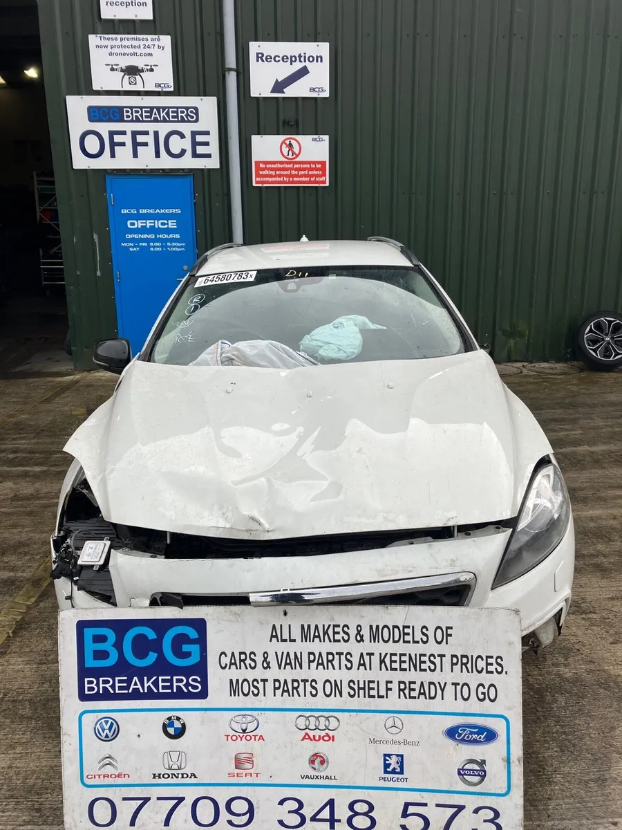 2017 Volvo v40 2.0 diesel parts breaking