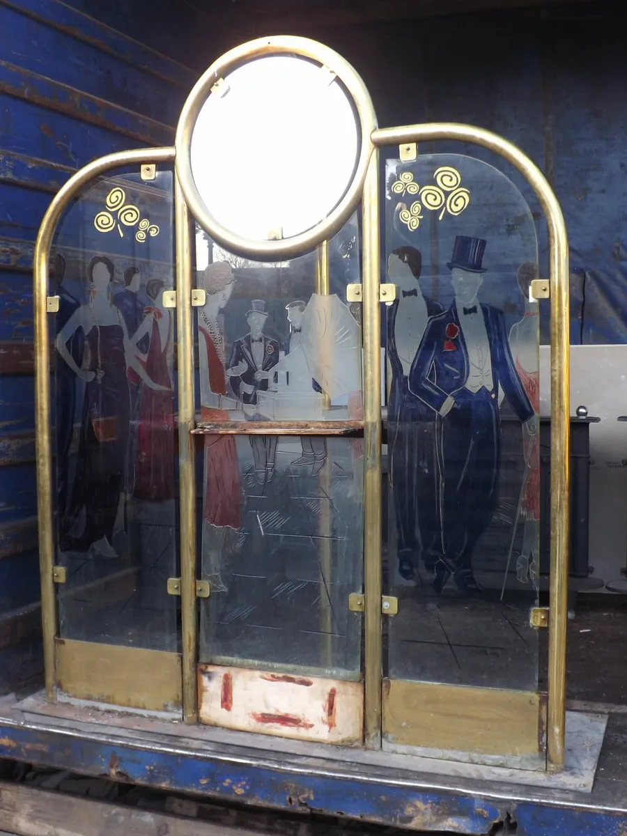 Brass and stained glass screens - Image 4