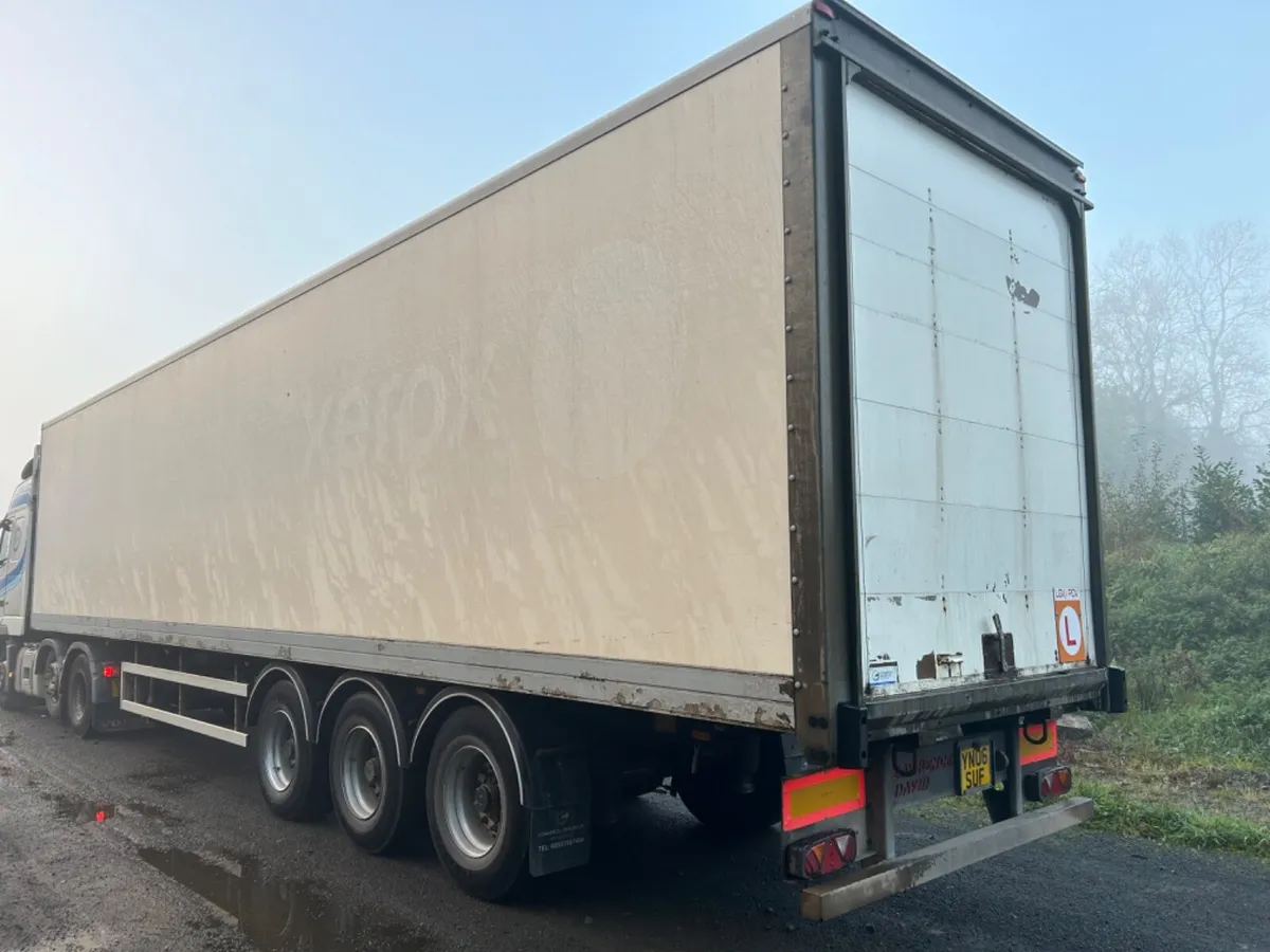 08 45ft box trailer on drums - Image 1