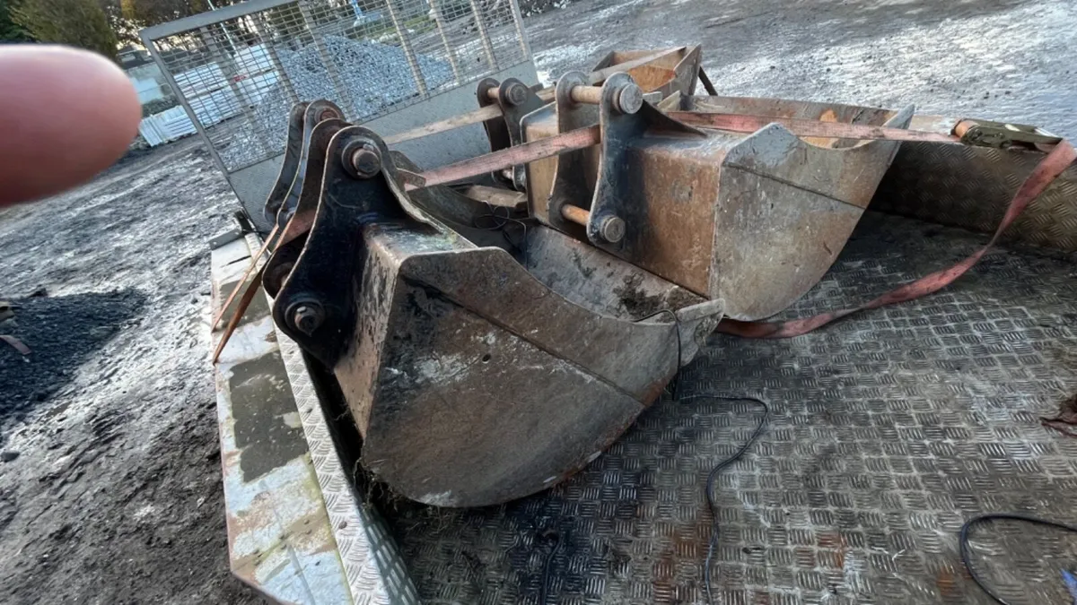 Scott jcb buckets for sale - Image 3