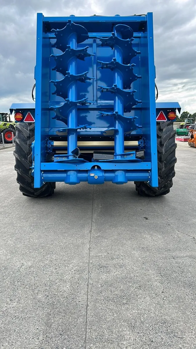 Bunning rear discharge dung spreaders in stock - Image 4