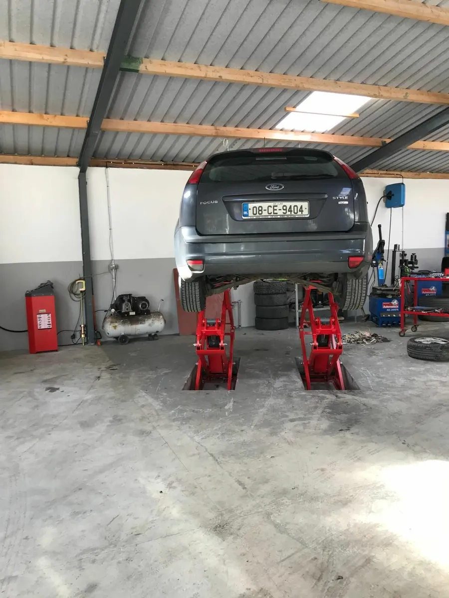 2 post lift 2nd hand - Image 3