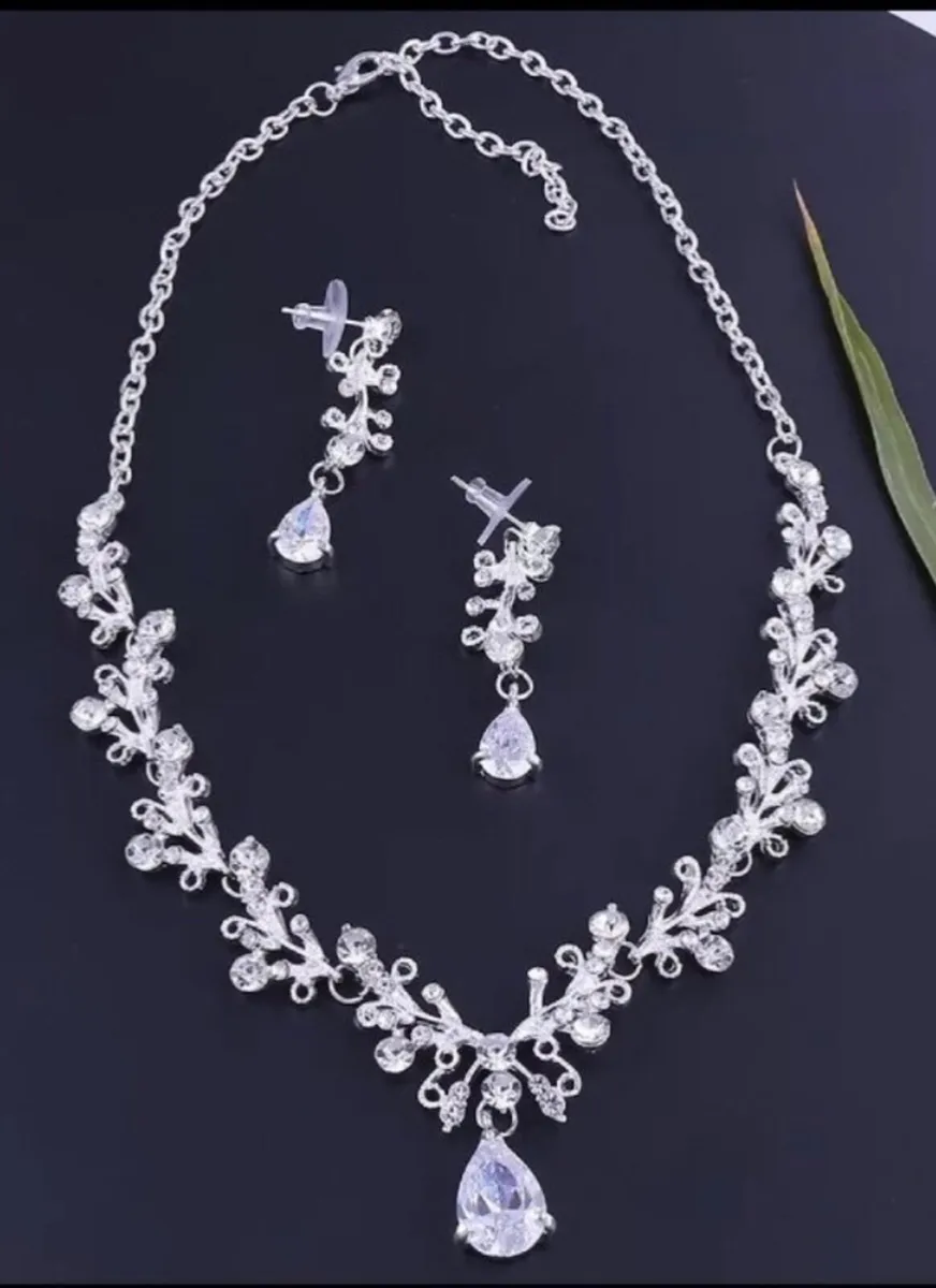 Wedding dress/accessories - Image 4