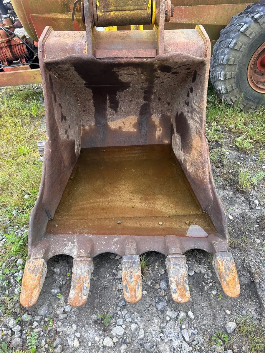 3 FT ROCK BUCKET FOR 20 TON - Image 1