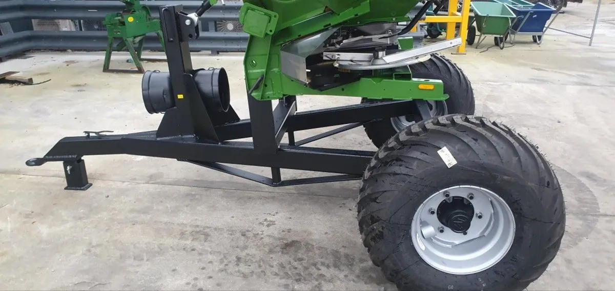 New Amazone Fertilizer Spreader with Bogie /Troll - Image 4