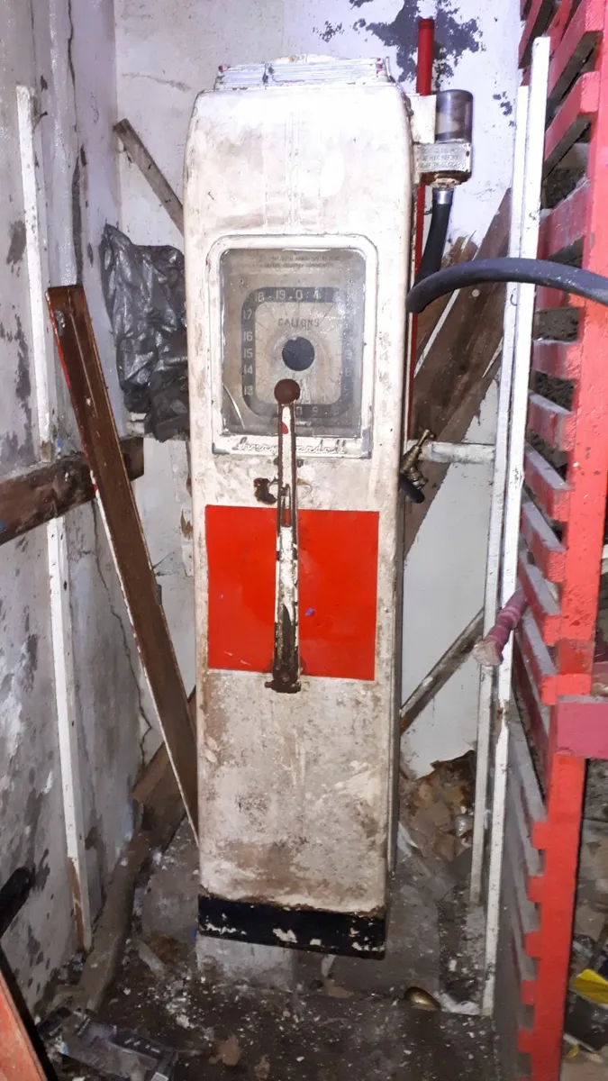 Old vintage petrol pump - Image 1