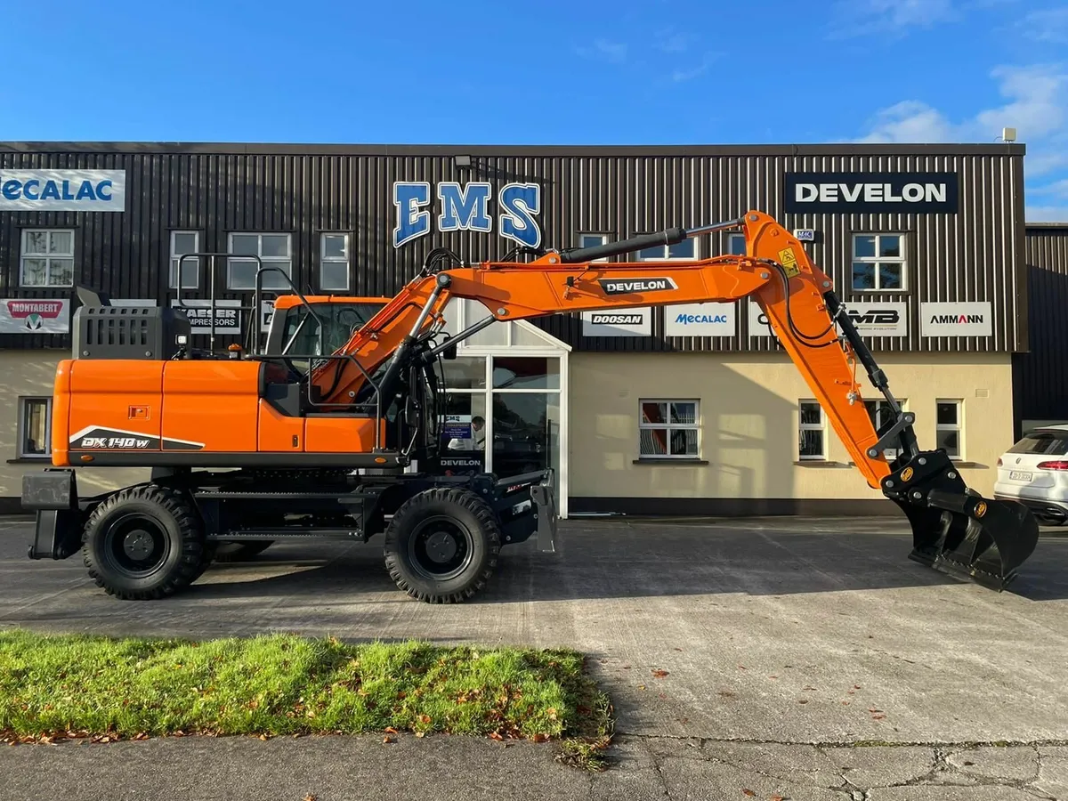 Develon DX140W-7 (2 piece/Articulated Boom) - Image 1