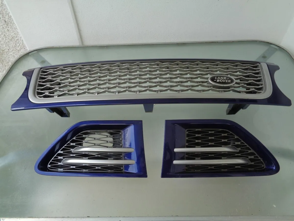Range Rover 2010 front grill with wing side vents. - Image 2