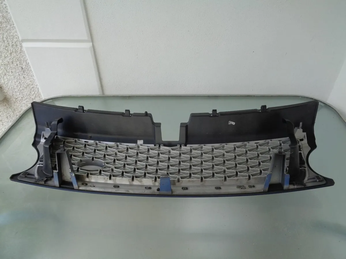 Range Rover 2010 front grill with wing side vents. - Image 4