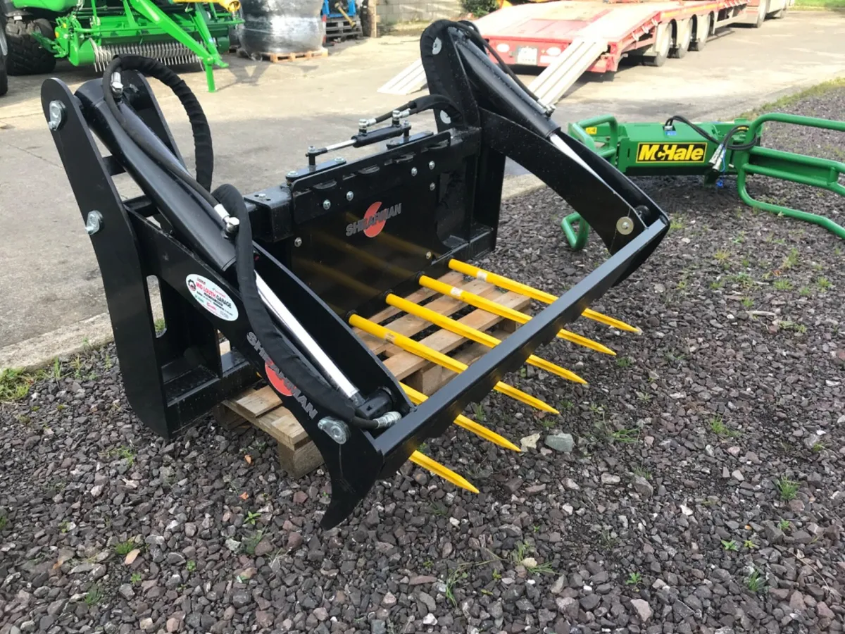 Shearman bale splitter and plastic holder
