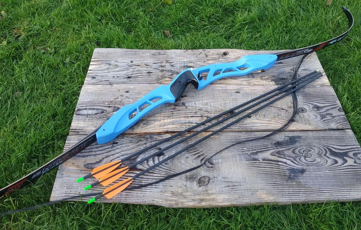 Archery Bow, 68" Carbon Recurve ILF +3arrows - Image 1