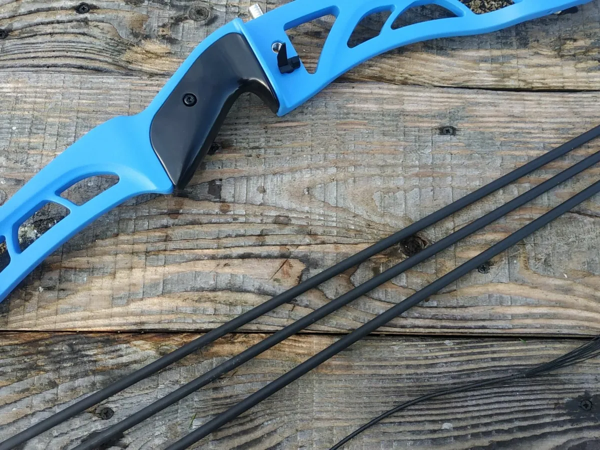 Archery Bow, 68" Carbon Recurve ILF +3arrows - Image 4