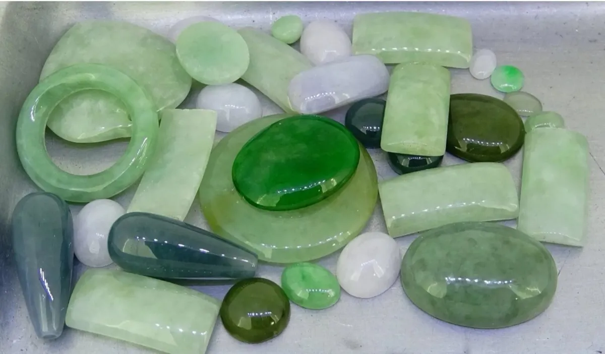 196ct natural Jadeite (incl. Imperial) - Image 1