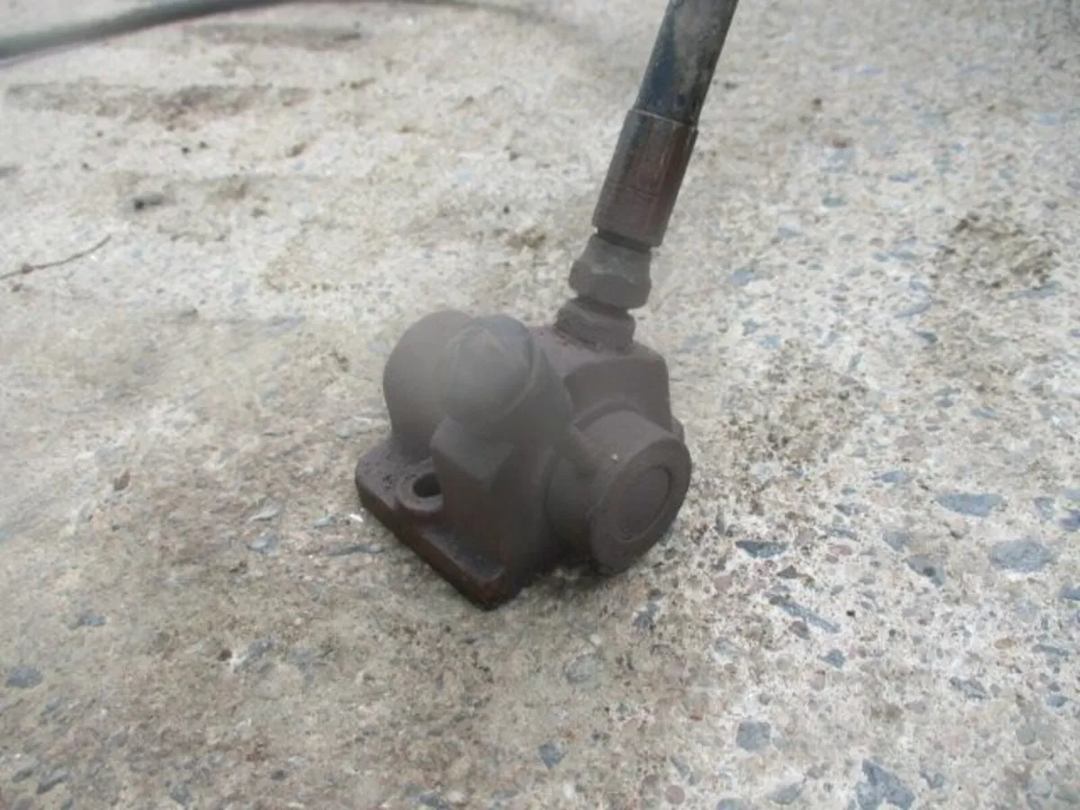 MF 35 - 135 Single Acting Spool Valve With Hose - Image 3