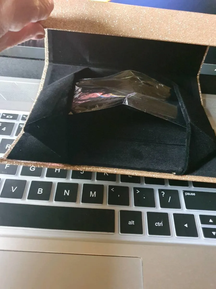 Karen Millen Foldable Glasses Case /100% Authentic - Image 4