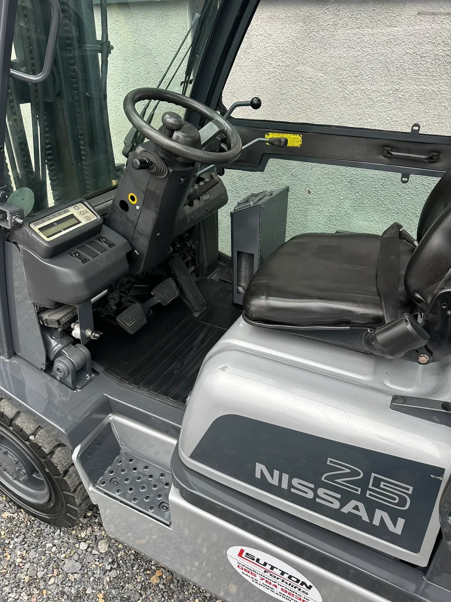 Nissan 2.5 Ton - Contianer Spec - Full Cab - Image 4