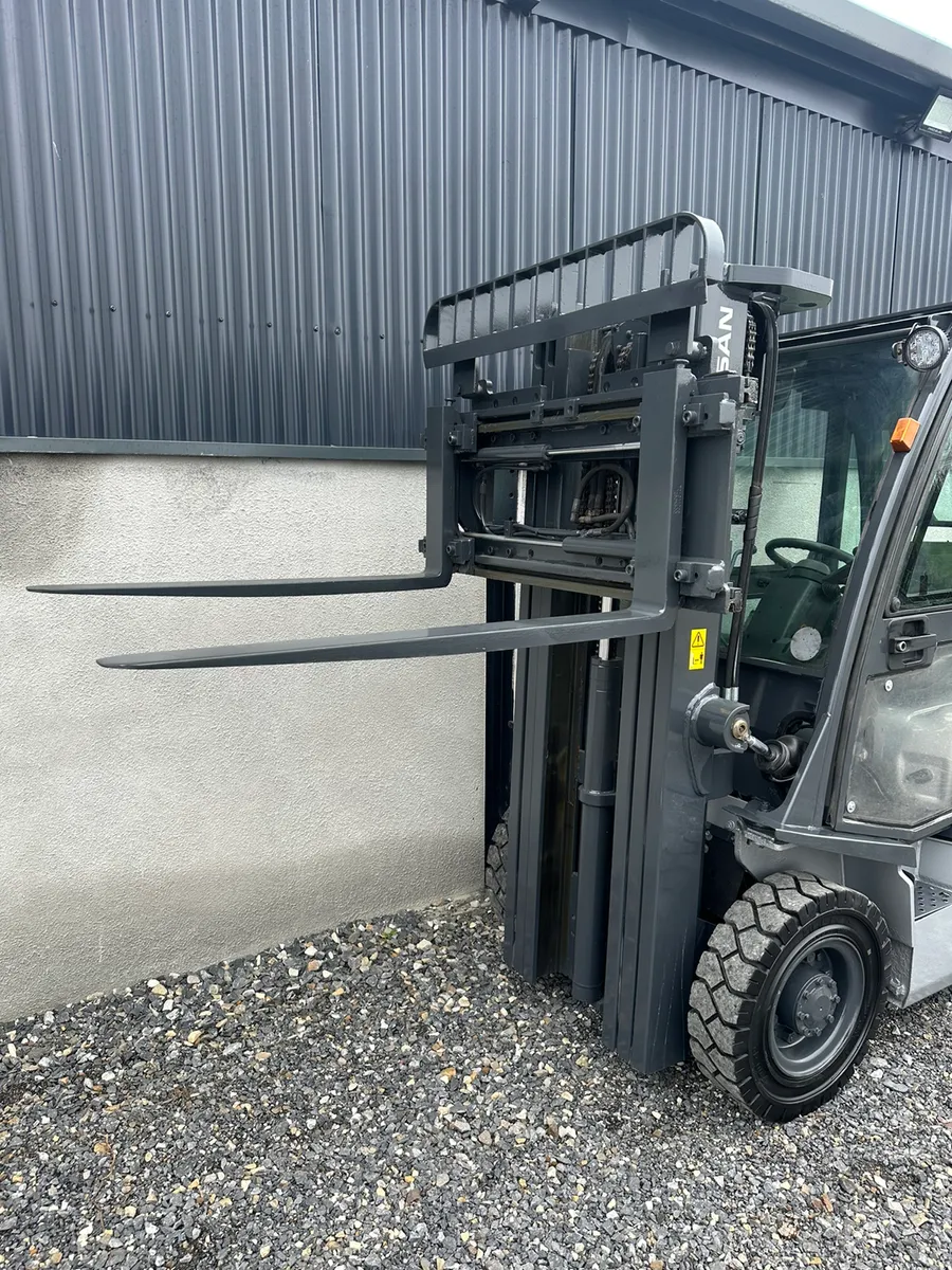 Nissan 2.5 Ton - Contianer Spec - Full Cab - Image 3