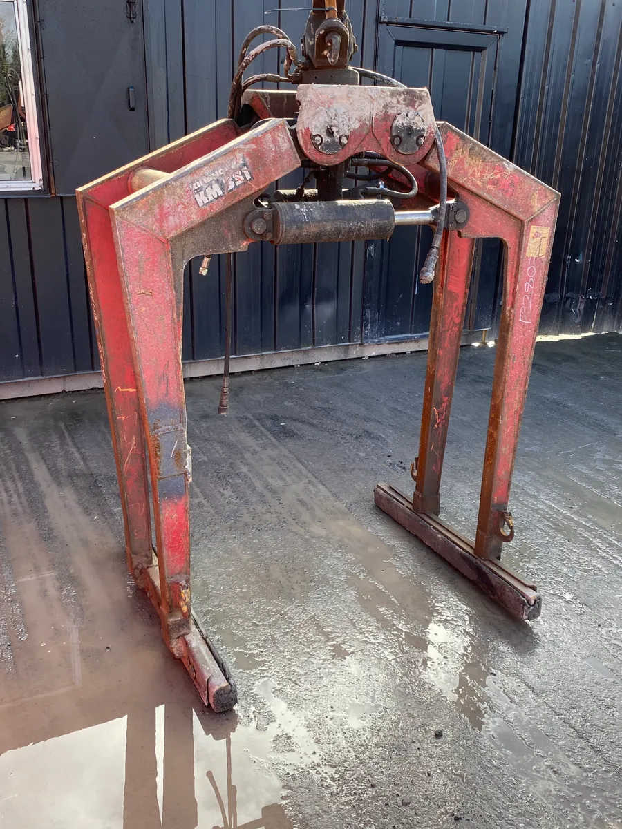 Kinshofer KM331-1200 Hydraulic Rotating Block Grab - Image 1