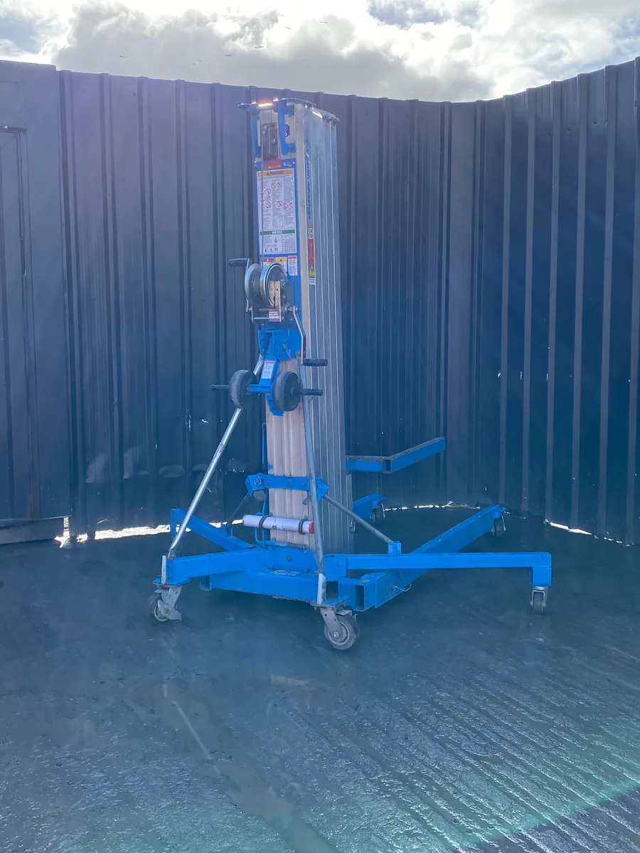 Genie SLA-25 Material Lift - Image 4