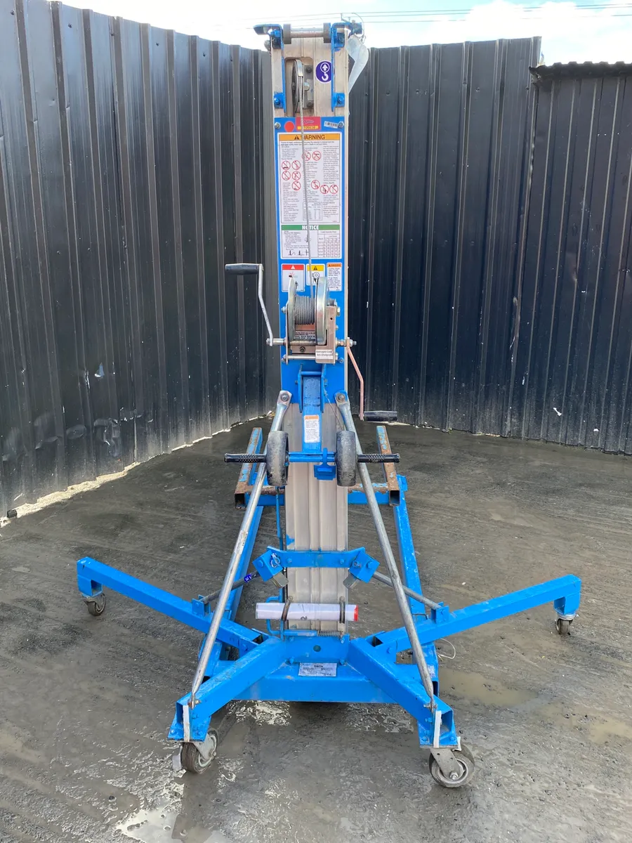 Genie SLA-25 Material Lift - Image 2