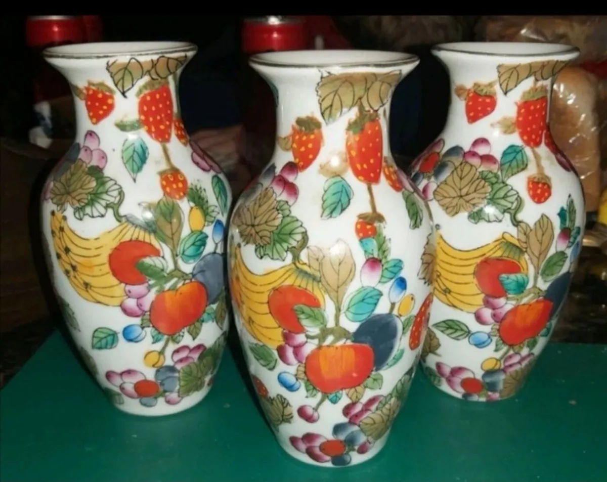 3 beautiful vases - Image 1