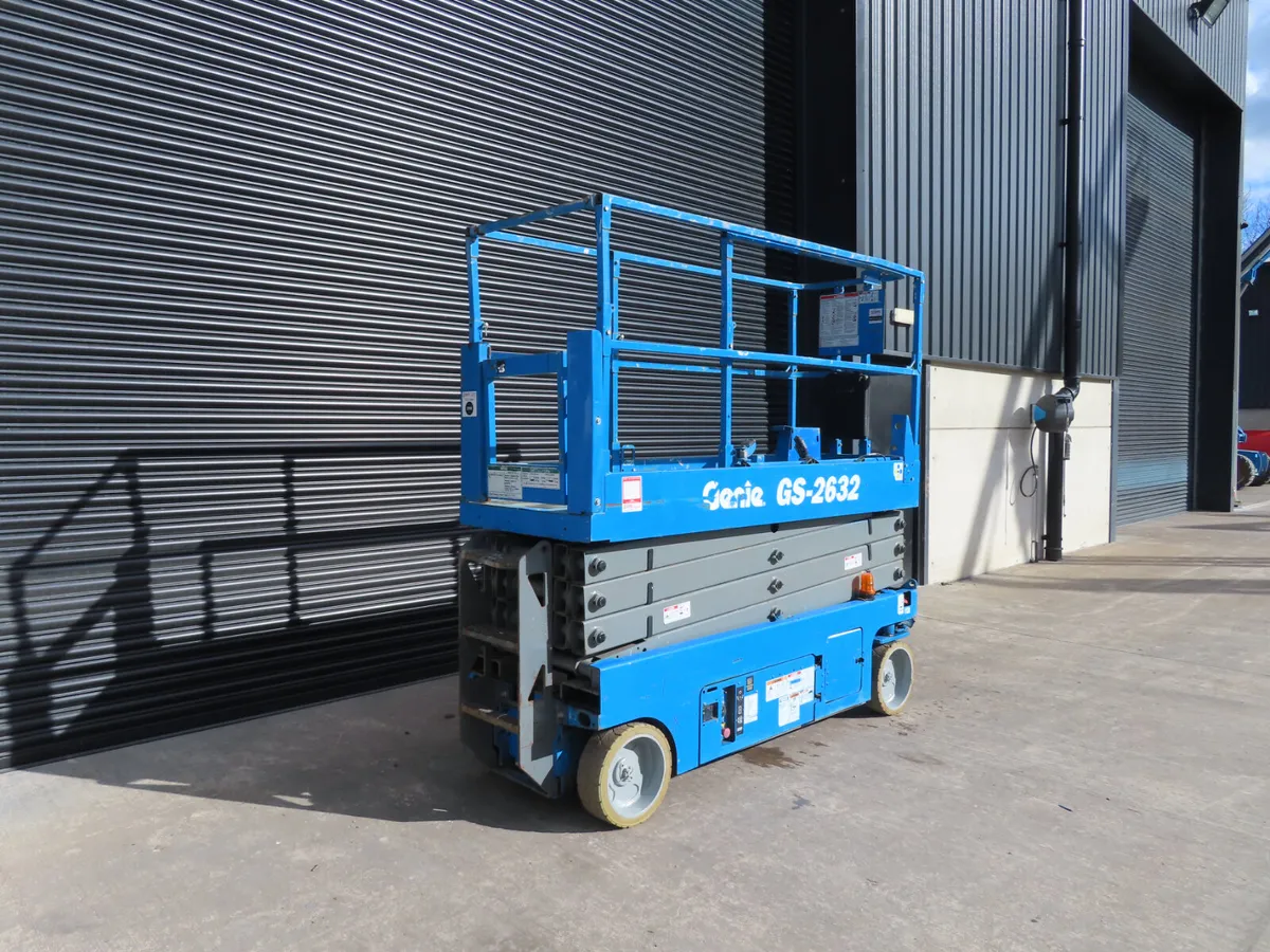Genie 2632 Scissor Lift Access Platform SN2708 - Image 2