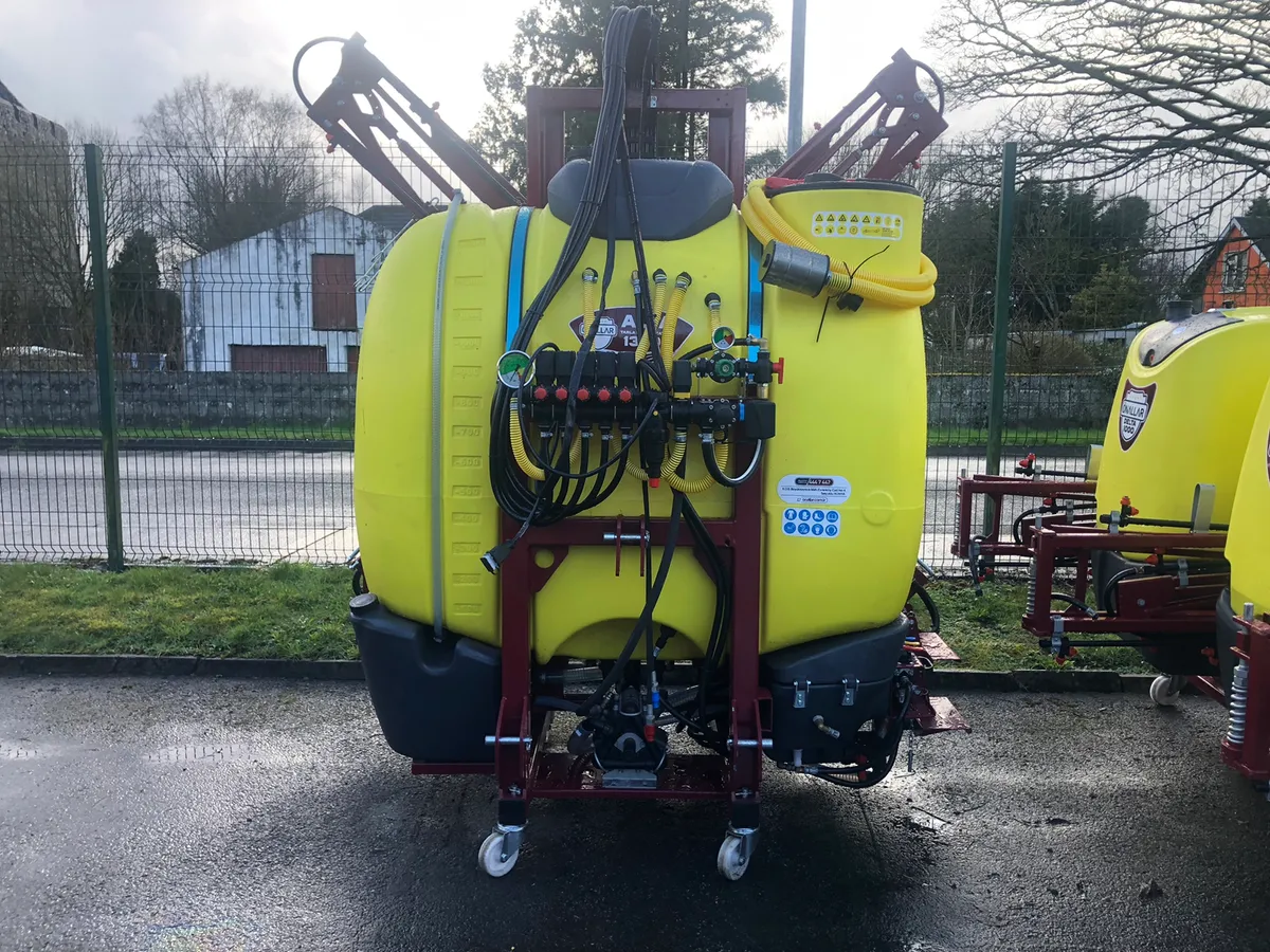 Onallar 1300L Sprayer with Hydraulic Booms - Image 1