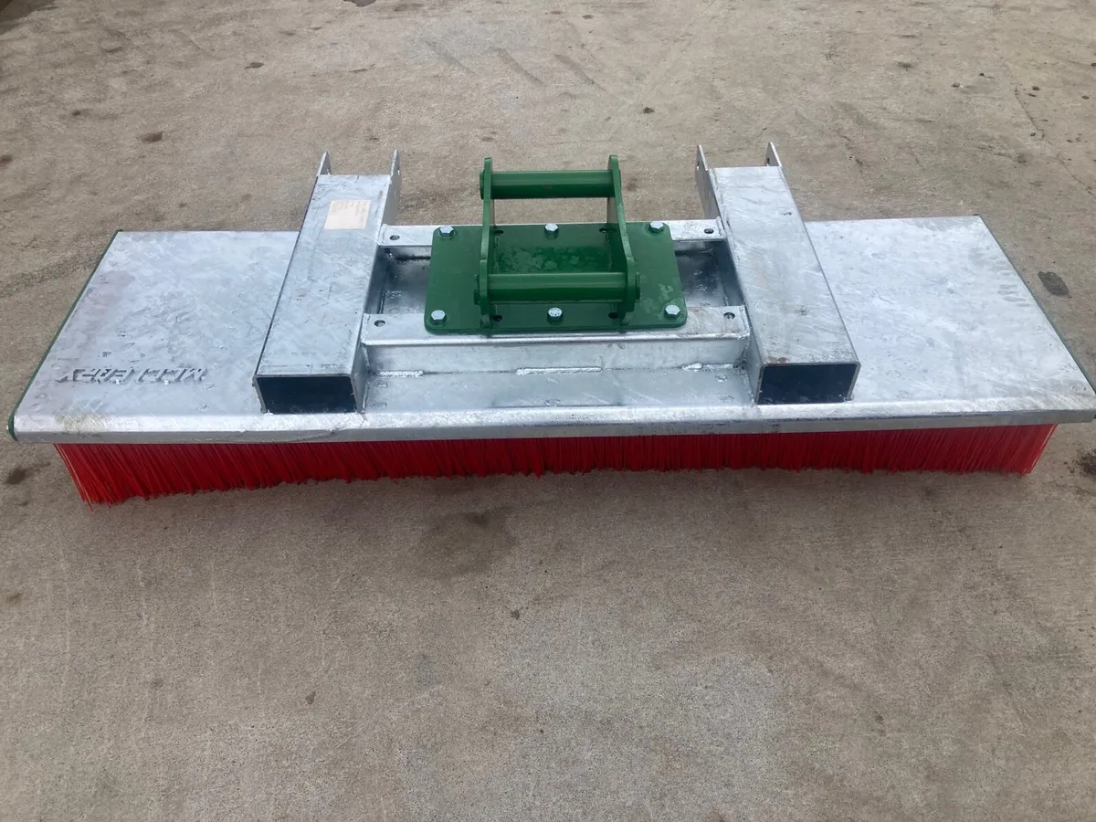 Yard brushes - Image 1