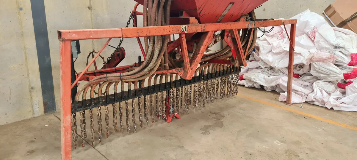 Kuhn Lely 3 metre seeder.   New type holders on ha - Image 1