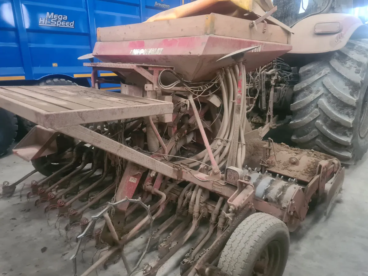 Kuhn Lely 3 metre seeder.   New type holders on ha - Image 2