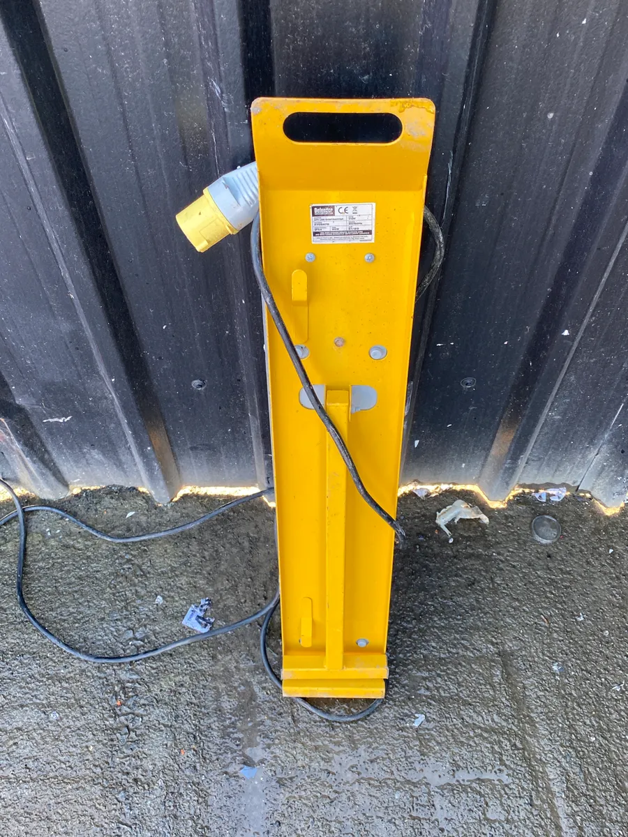 110v LED Light with Splitter Box - Image 2