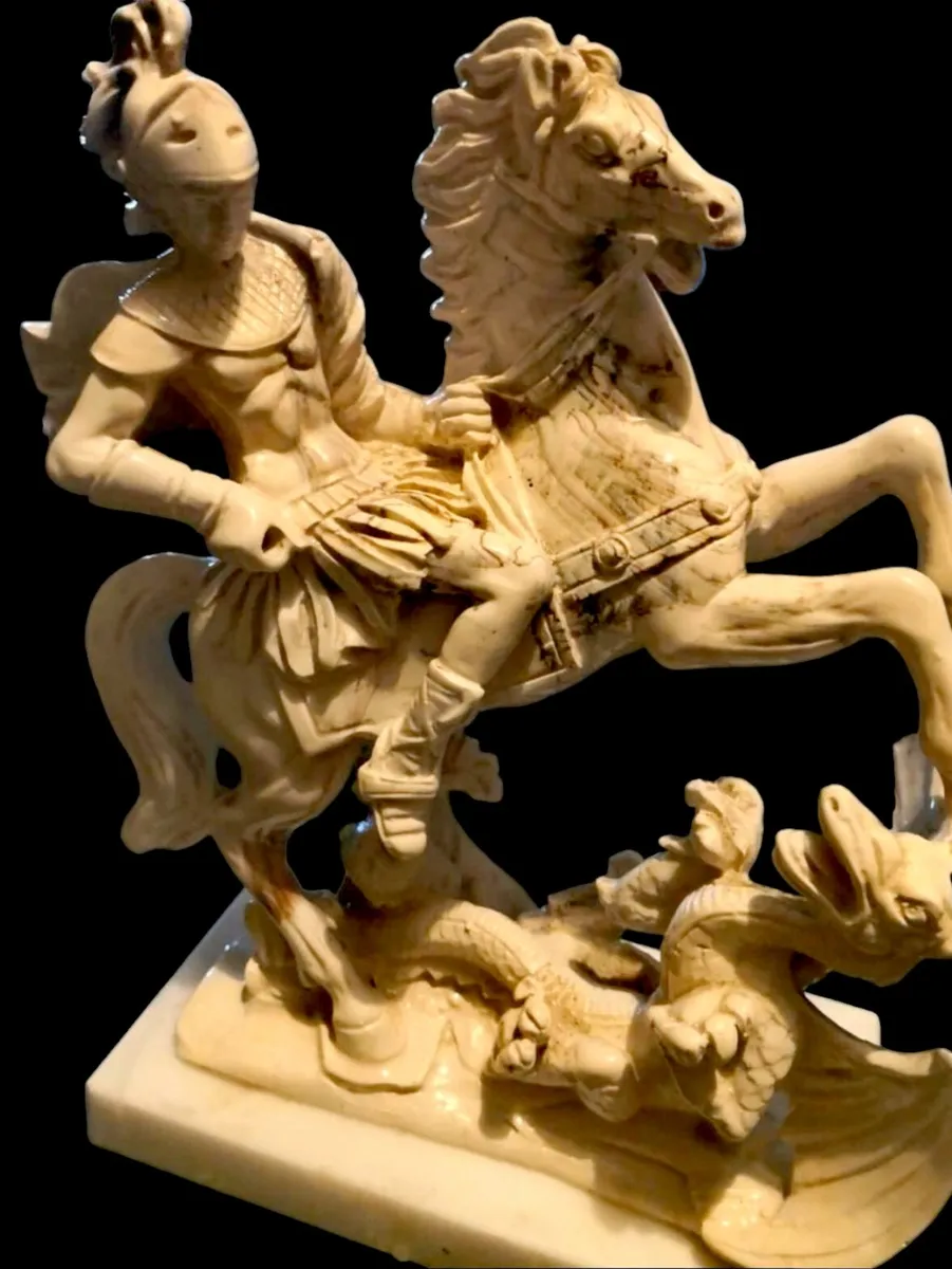 Heavy statue on white marble base - Image 1