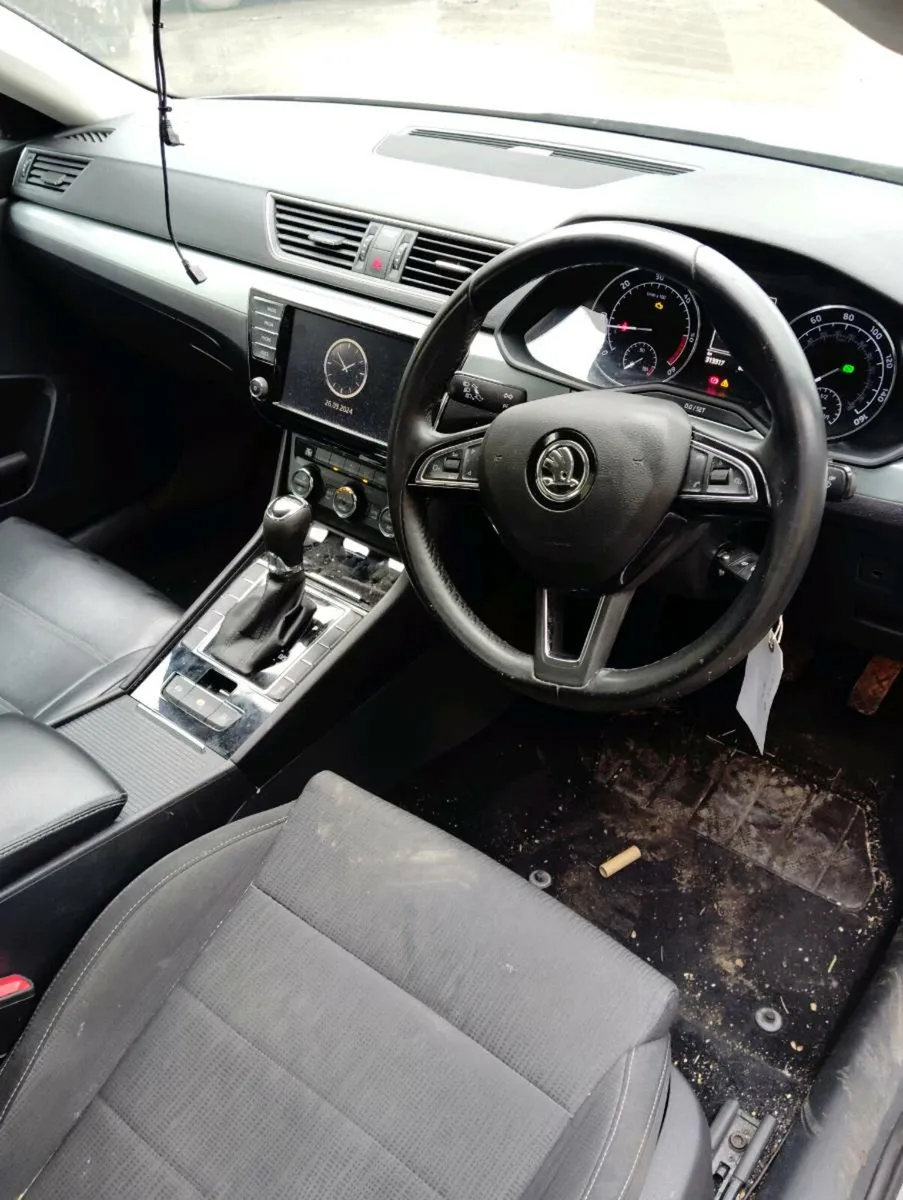 Breaking Skoda superb 2017 crlb ls9r automatic - Image 3