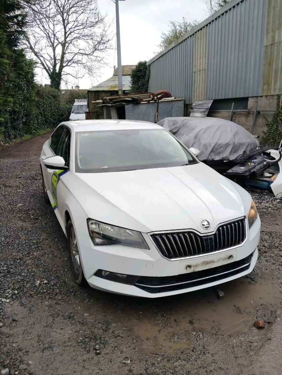 Breaking Skoda superb 2017 crlb ls9r automatic - Image 4