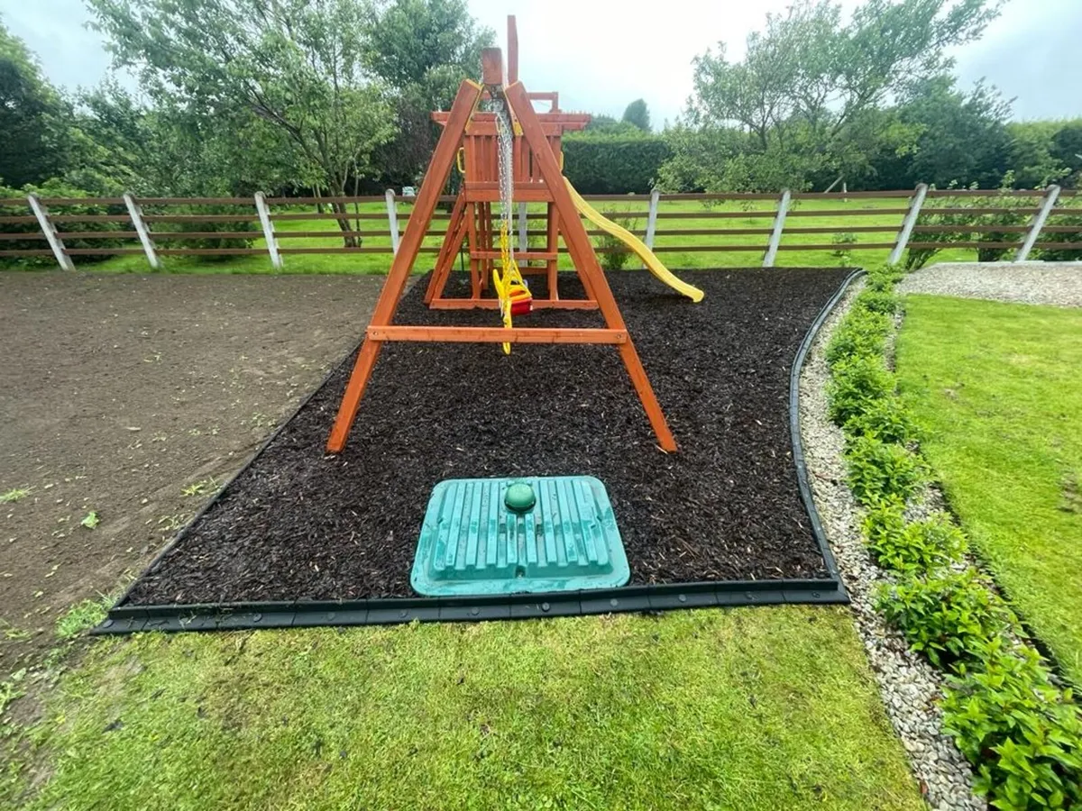 1.2m Rubber Lawn Edging - Image 1