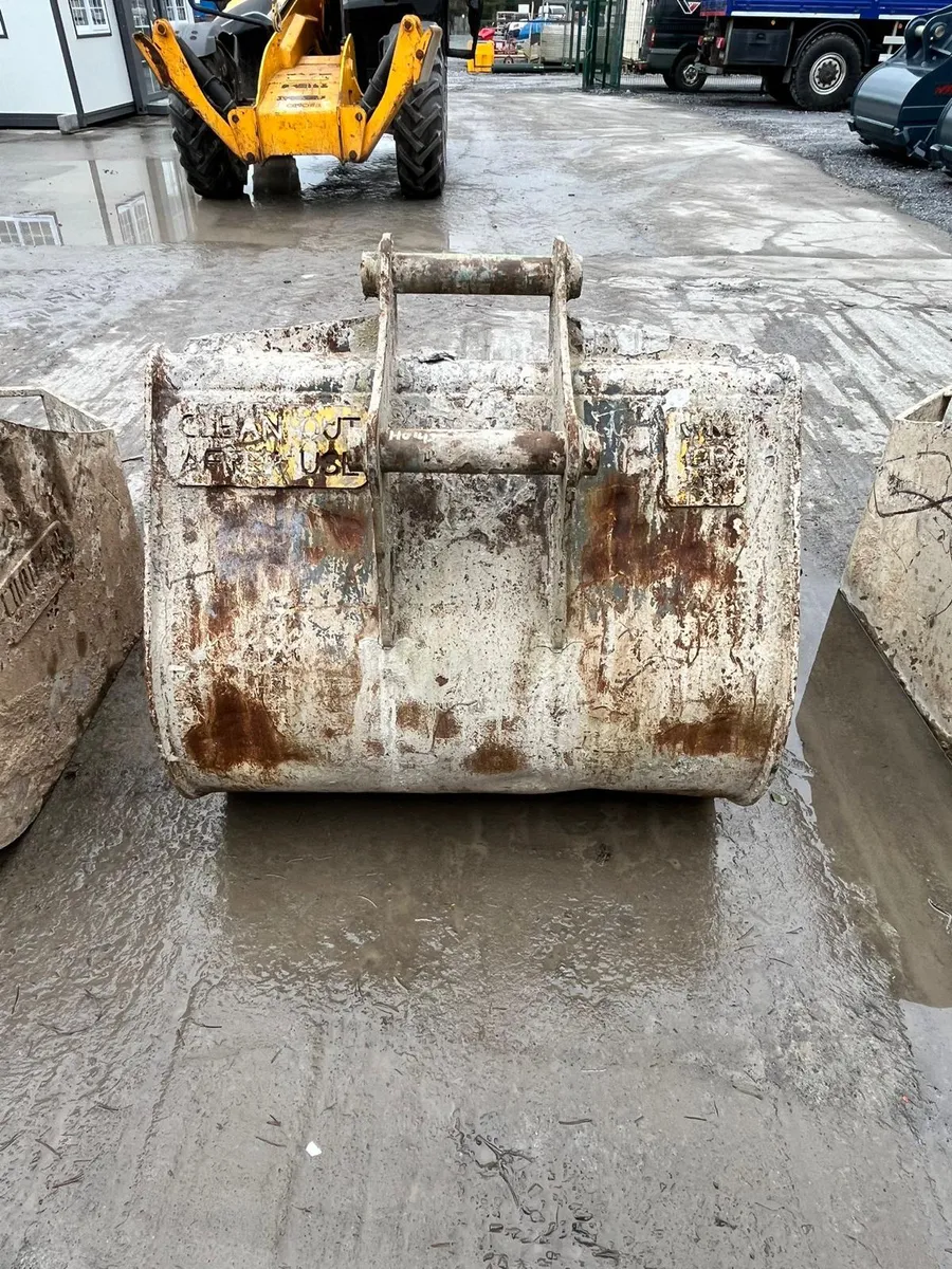 Choice of 4 Concrete Buckets - Image 4