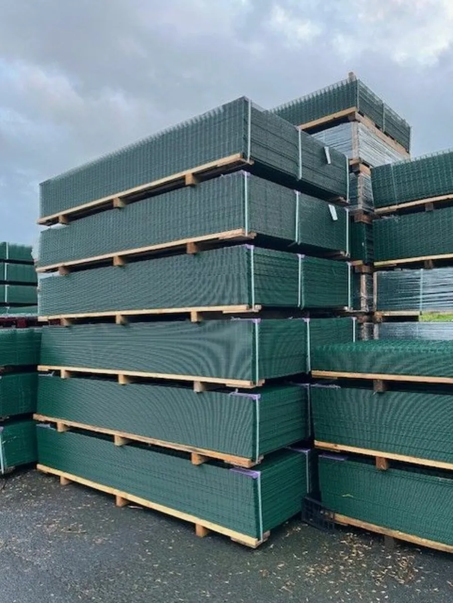 V MESH FENCING - BLACK & GREEN - Image 2