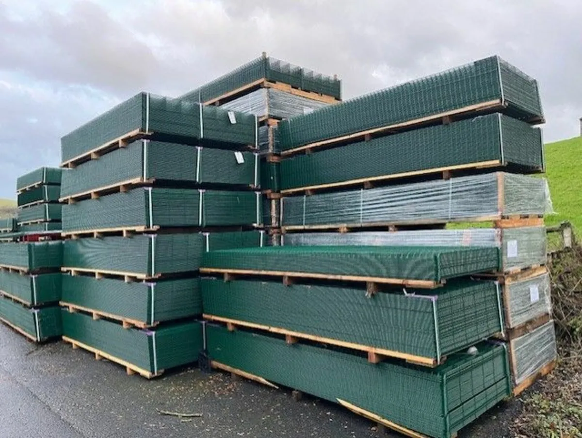 V MESH FENCING - BLACK & GREEN - Image 1
