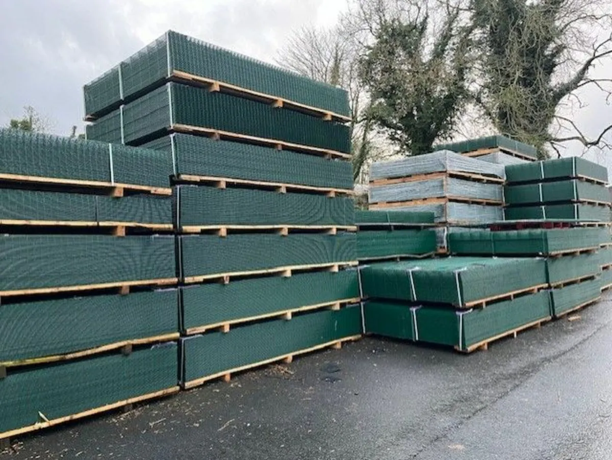 V MESH FENCING - BLACK & GREEN - Image 3