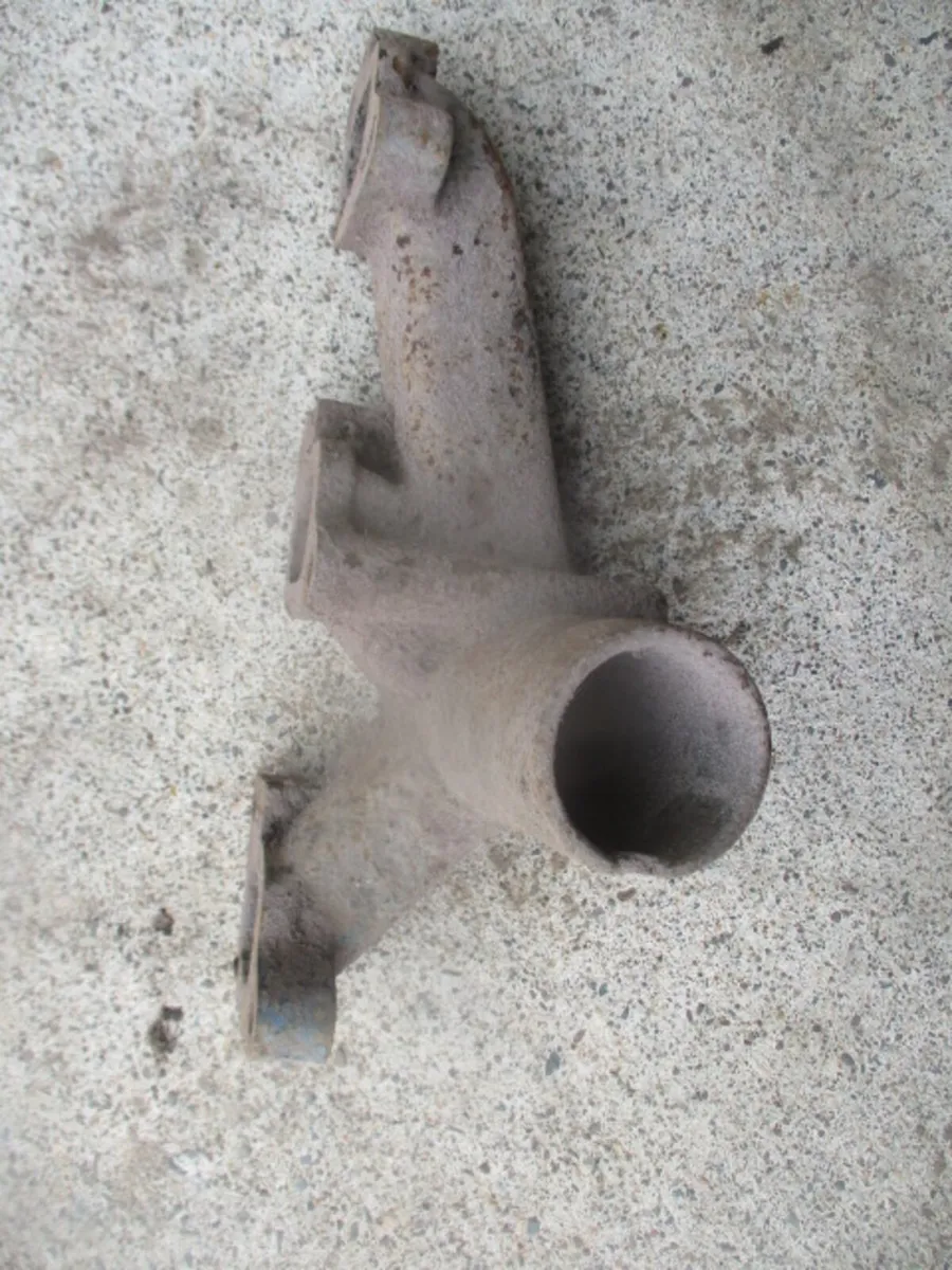 Original 3 Cylinder Ford Manifold - Image 2
