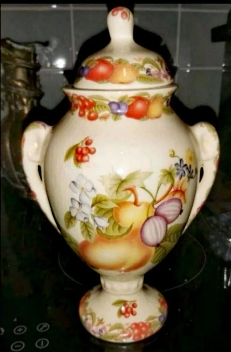 Special KPM lidded vase - Image 2