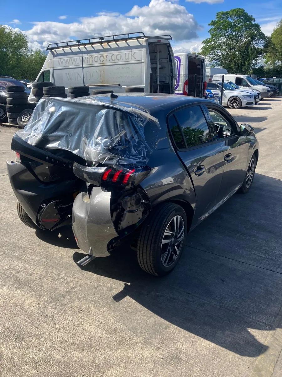 2023 Peugeot 208 parts breaking automatic - Image 2