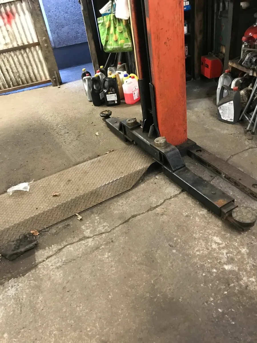 2 post lift - Image 3