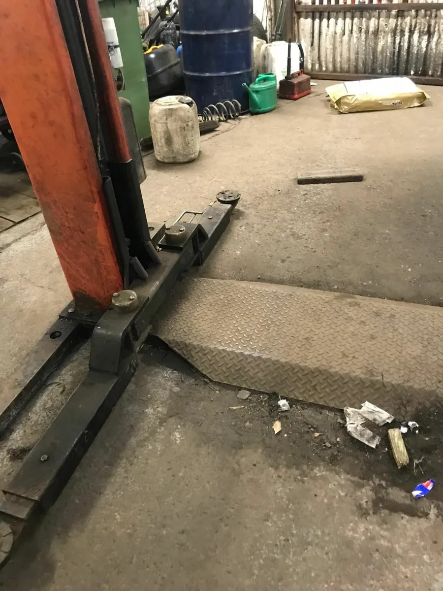 2 post lift - Image 4