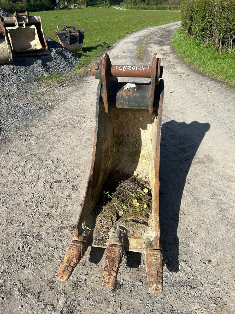 JCB 24” /600mm digging bucket - Image 1