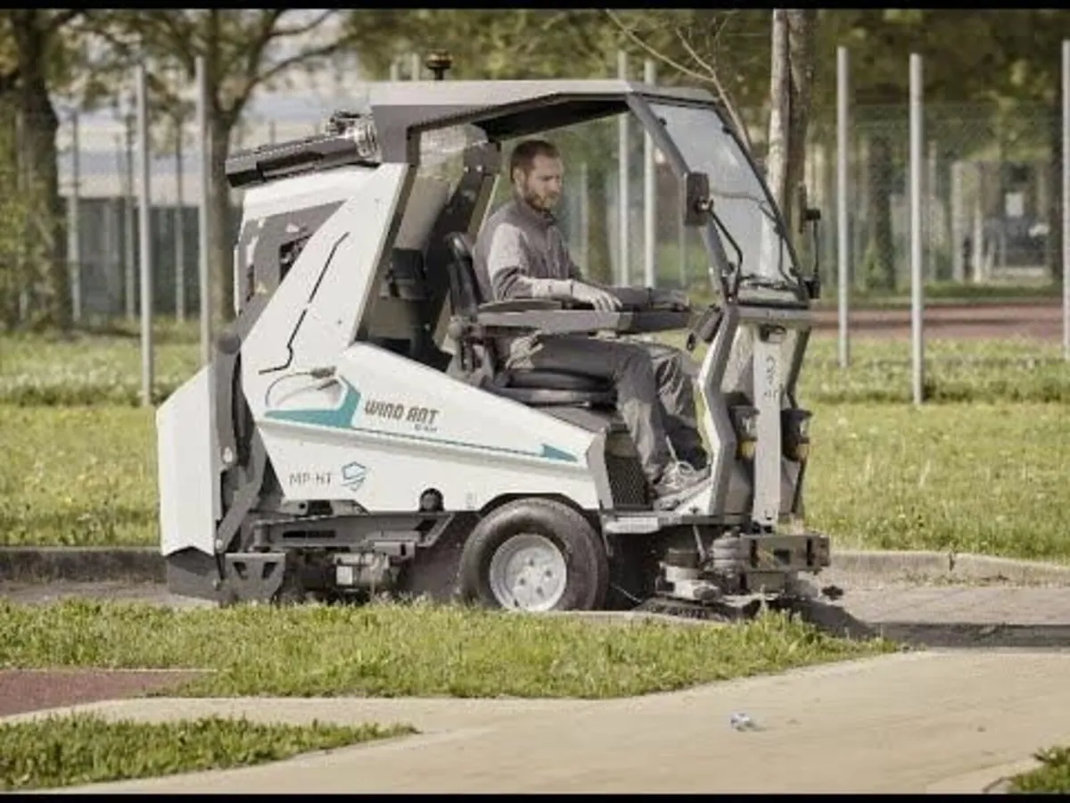 Green Clean  Electric Outdoor sweeper - Image 2